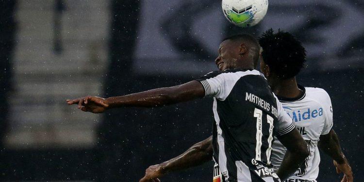 Brasileiro: Botafogo e Corinthians se enfrentam em momentos opostos