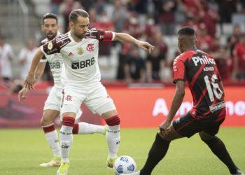 Athletico-PR quer sair da lanterna e Flamengo mira ponta do Brasileiro