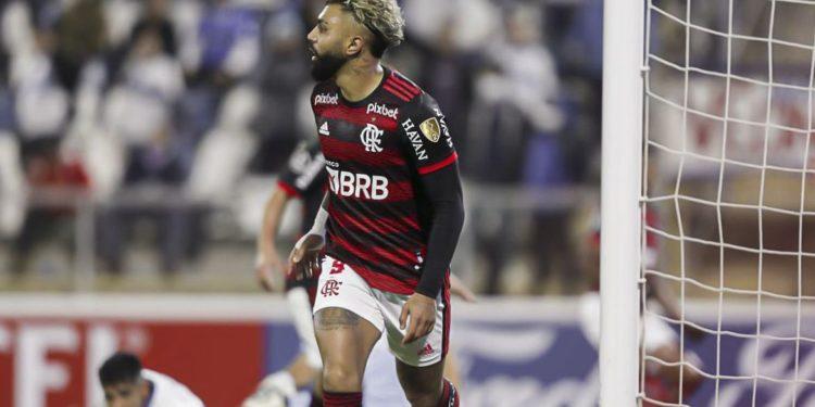 Gabriel brilha e Flamengo derrota Universidad Católica no Chile