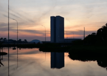 Prepara a garrafa de água! O dia será de umidade baixa e muito calor