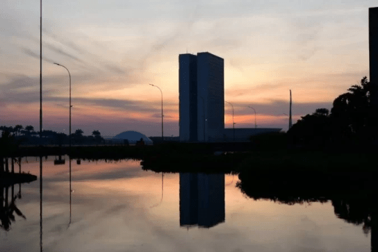 Prepara a garrafa de água! O dia será de umidade baixa e muito calor