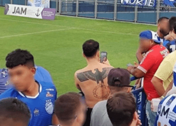 Torcedor é flagrado com tatuagem nazista em jogo de futebol da série D