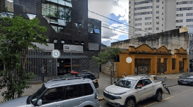 Pai estupra filha de 14 anos ao lado de mãe dormindo