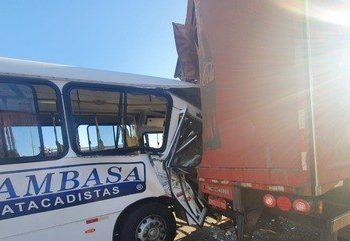 Ônibus com funcionários bate em carreta e deixa 7 feridos em BH