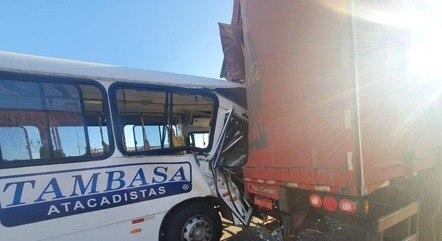 Ônibus com funcionários bate em carreta e deixa 7 feridos em BH