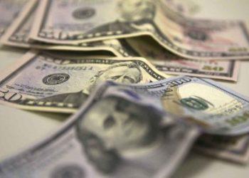 Dólar dispara com sinal de alta de juros