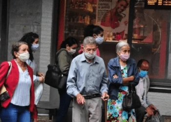 Uso de máscaras não será mais obrigatório em locais fechados em Minas