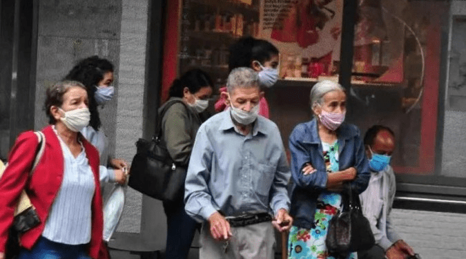 Uso de máscaras não será mais obrigatório em locais fechados em Minas