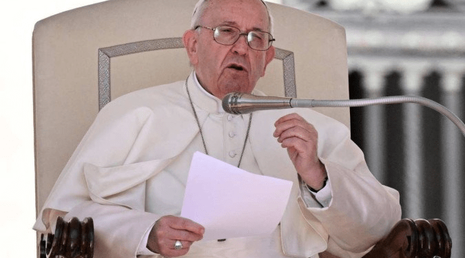 Dores no joelho obrigam o papa ficar sentado durante audiência semanal