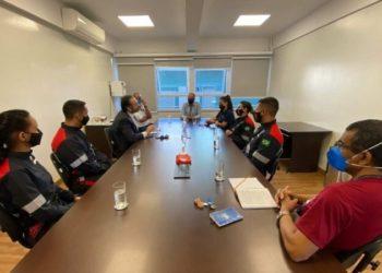 Estudantes de colégio participam de simulação contra incêndio