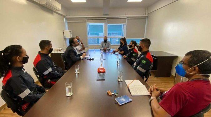 Estudantes de colégio participam de simulação contra incêndio