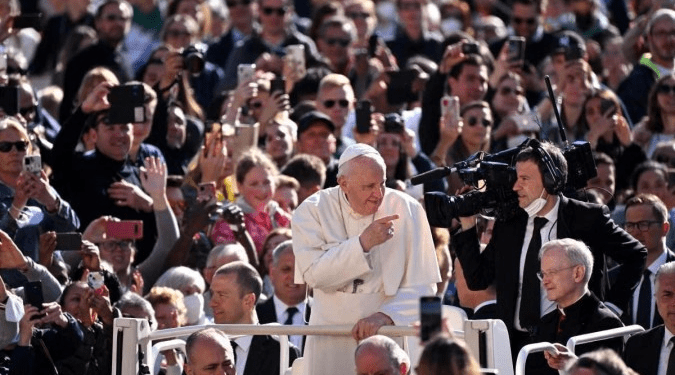 “As façam felizes”: Papa defende as sogras no conflito familiar