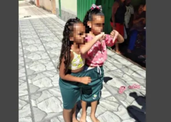 Alunos em Minas Gerais recebem uniformes gigantes e mães se apavoram: “Quase caí dura”