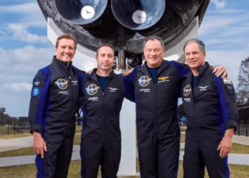 Tripulantes de missão espacial privada devem deixar estação internacional após atraso