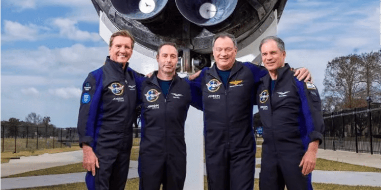 Tripulantes de missão espacial privada devem deixar estação internacional após atraso