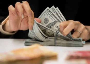 Dólar segue em alta e volta a bater R$ 5 após prévia da inflação