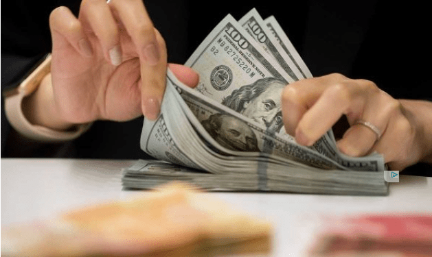 Dólar segue em alta e volta a bater R$ 5 após prévia da inflação