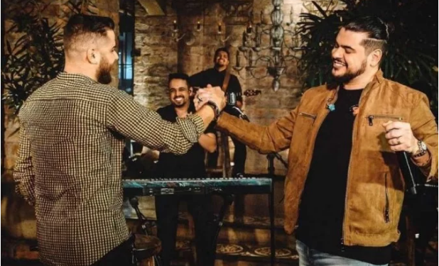 Ônibus de dupla sertaneja é escoltado pela polícia após show cancelado