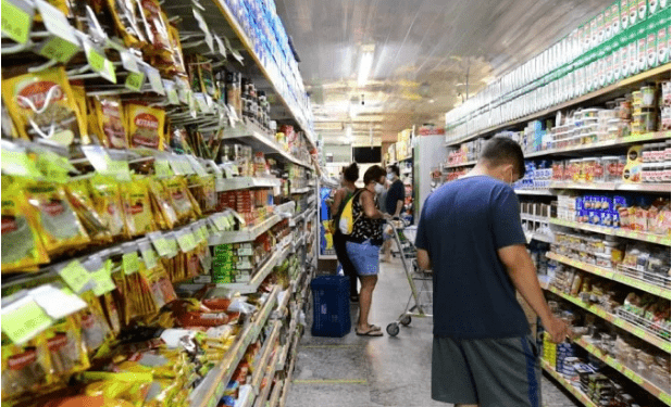 Alimentação faz brasileiros se endividarem no cartão de crédito