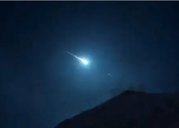 “O que é isso?”: meteoro cruza o céu e luz impressiona moradores de GO