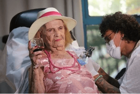 Vó Pifa comemora 105 anos com quarta tatuagem e que vibrar no Guinness
