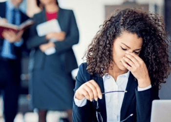 Prejuízos emocionais da fofoca no trabalho – Conheça quais são