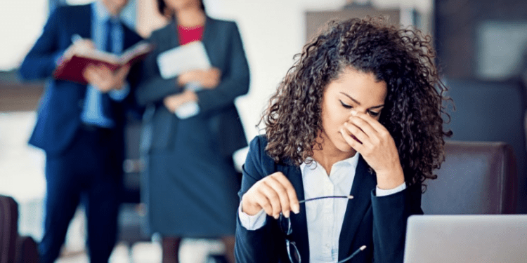 Prejuízos emocionais da fofoca no trabalho – Conheça quais são