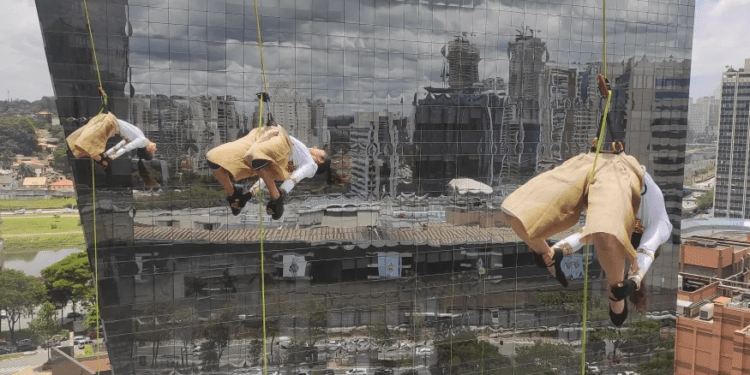 Bailarinas e acrobatas se apresentam a 70 metros de altura em São Paulo