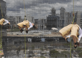 Bailarinas e acrobatas se apresentam a 70 metros de altura em São Paulo