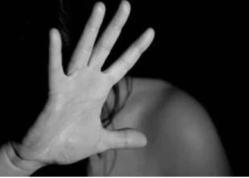 Homem agride a mulher, a ameaça pelo celular e é preso no Sudoeste