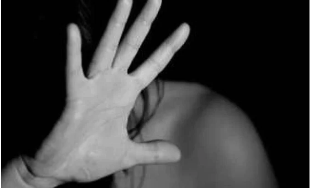 Homem agride a mulher, a ameaça pelo celular e é preso no Sudoeste