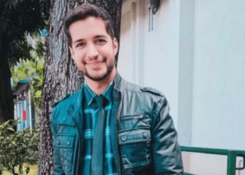 Jornalista da TV Globo caminha pelos corredores do hospital