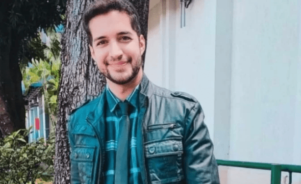 Jornalista da TV Globo caminha pelos corredores do hospital