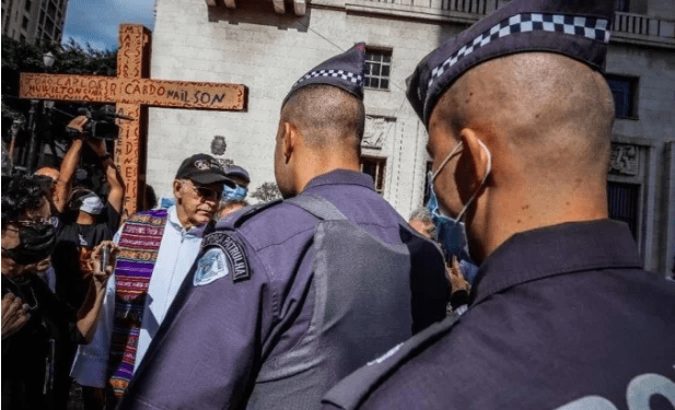PM interrompe Via-Sacra para pedir documento ao padre Júlio Lancellotti