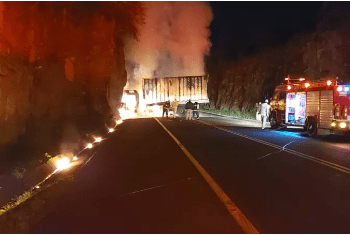 Criminosos fecham acessos de Guarapuava durante tentativa de assalto, fazem moradores reféns e deixam 2 policiais feridos