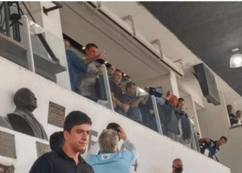 Bolsonaro assiste a jogo do Santos mesmo com protesto de torcida organizada