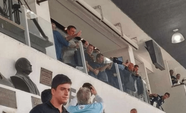 Bolsonaro assiste a jogo do Santos mesmo com protesto de torcida organizada