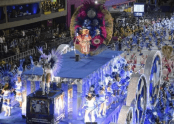 Morre menina que teve pernas prensadas por carro alegórico na Sapucaí