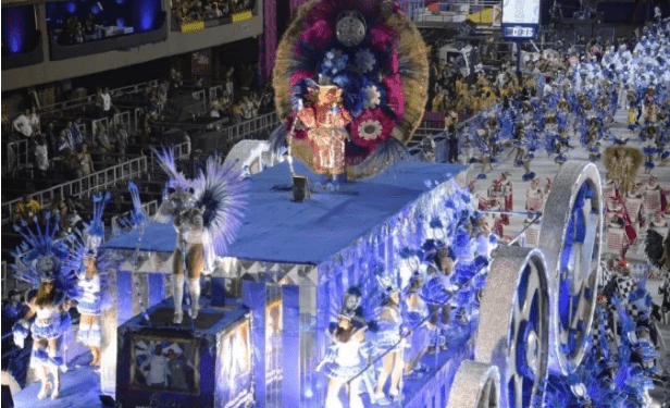 Morre menina que teve pernas prensadas por carro alegórico na Sapucaí