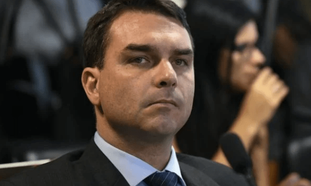 Na Sapucaí, Flávio Bolsonaro diz que indulto a Silveira será obedecido