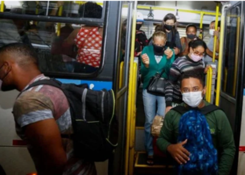 Devo continuar de máscara agora que ninguém mais usa?