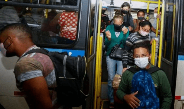 Devo continuar de máscara agora que ninguém mais usa?