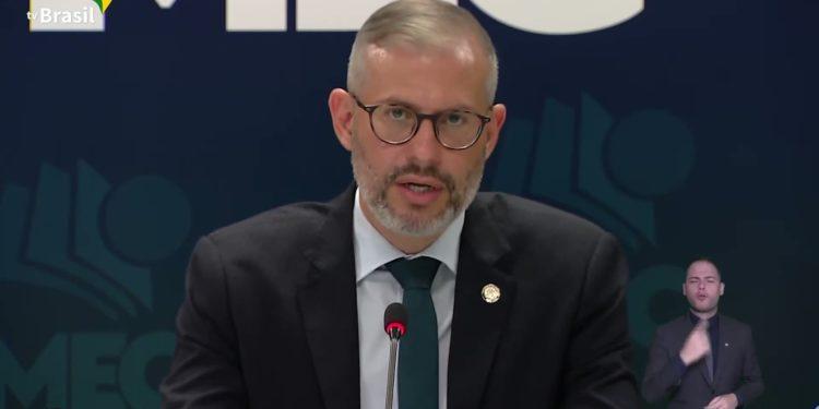 Bolsonaro nomeia Victor Godoy Veiga como novo ministro da Educação