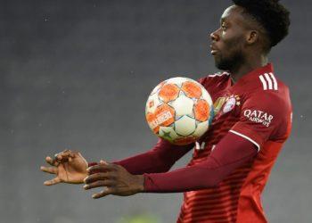 Após problema cardíaco, Davies pode ser titular do Bayern nesta quarta