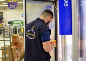 Alimentos e produtos de limpeza vencidos são apreendidos em supermercado de Manaus