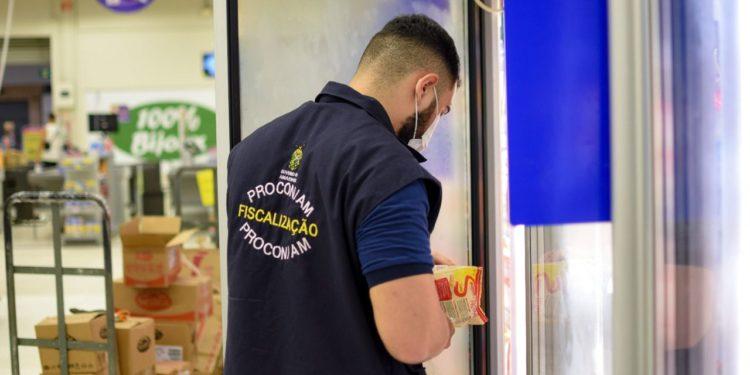 Alimentos e produtos de limpeza vencidos são apreendidos em supermercado de Manaus