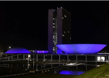 Monumentos são iluminados de azul pelo Dia de Conscientização do Autismo