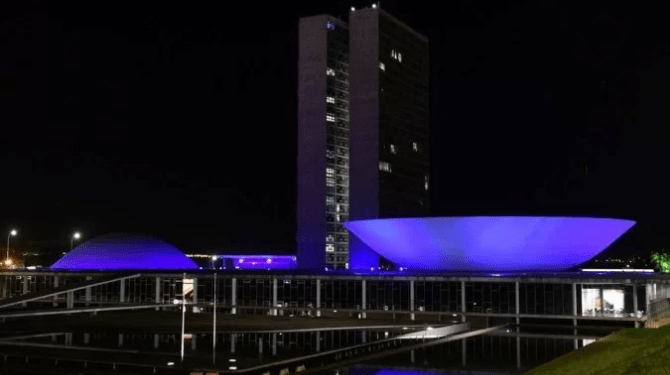 Monumentos são iluminados de azul pelo Dia de Conscientização do Autismo