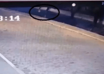 Mãe de bebê jogado em córrego de MG teria se divertido após o crime