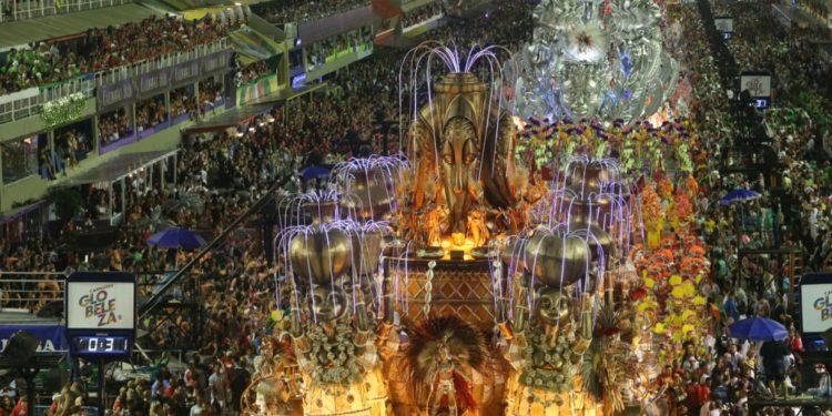 Desfiles das escolas de samba de SP ocorrem de 21 a 23 de abril